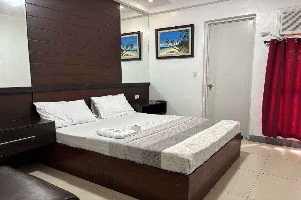 Postel nebo postele na pokoji v ubytování Yellowbell Hotel