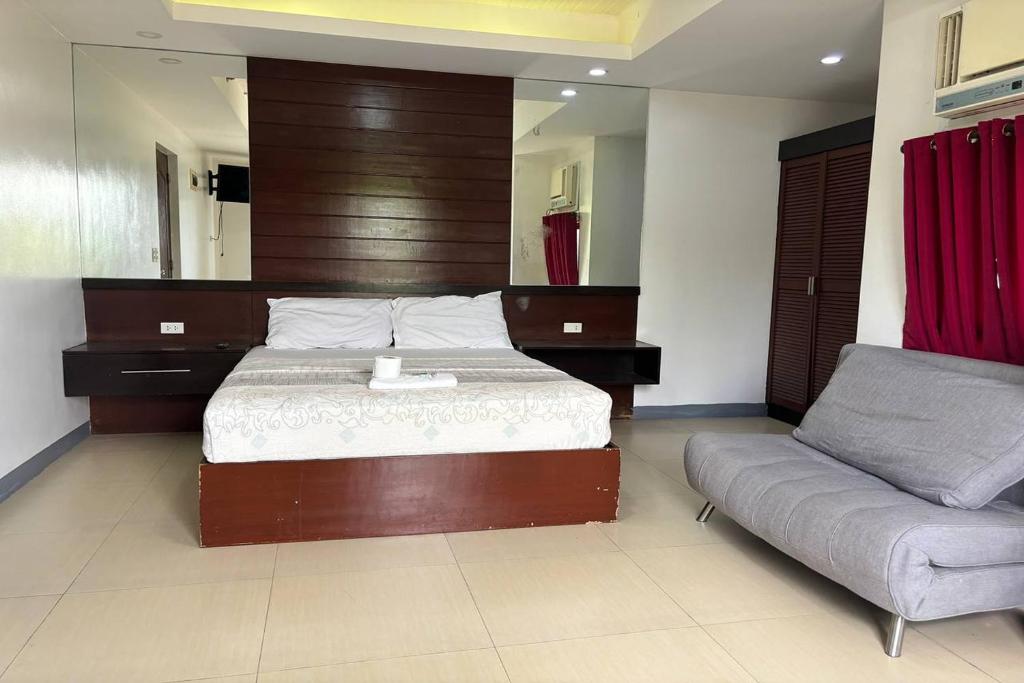 Postel nebo postele na pokoji v ubytování Yellowbell Hotel