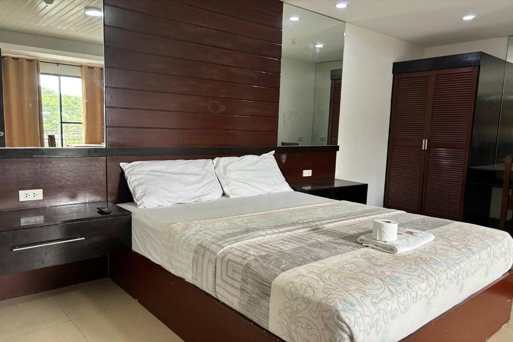 Postel nebo postele na pokoji v ubytování Yellowbell Hotel