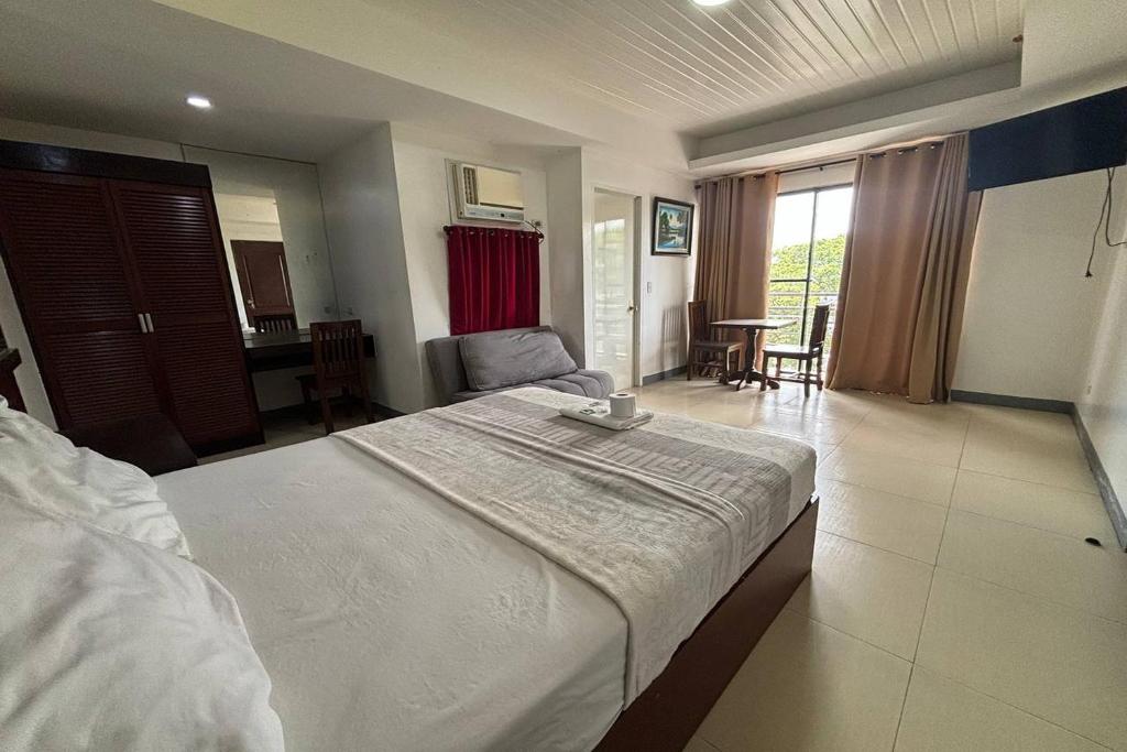 Postel nebo postele na pokoji v ubytování Yellowbell Hotel
