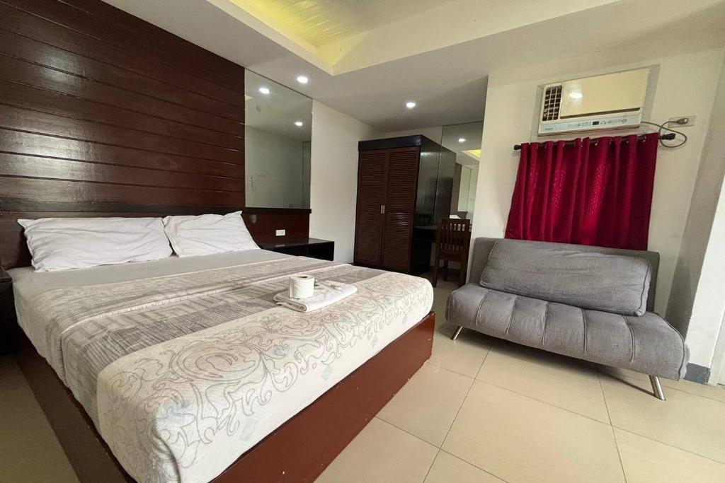 Postel nebo postele na pokoji v ubytování Yellowbell Hotel