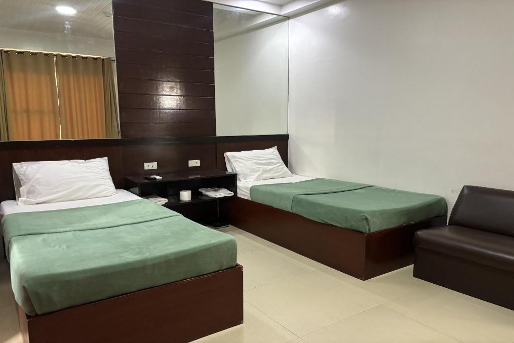 Postel nebo postele na pokoji v ubytování Yellowbell Hotel