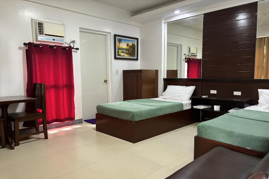 Postel nebo postele na pokoji v ubytování Yellowbell Hotel