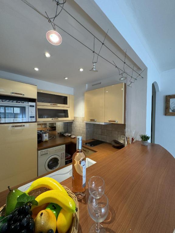- une cuisine avec une table en bois et un bol de fruits dans l'établissement Appartement proche Croisette HAN1913, à Cannes