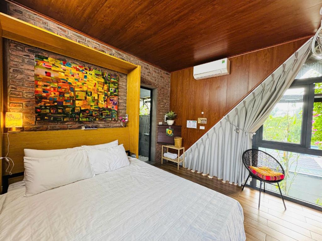 Giường trong phòng chung tại Cozy Haven - Sunflower Room - Pebble-Floor Bath
