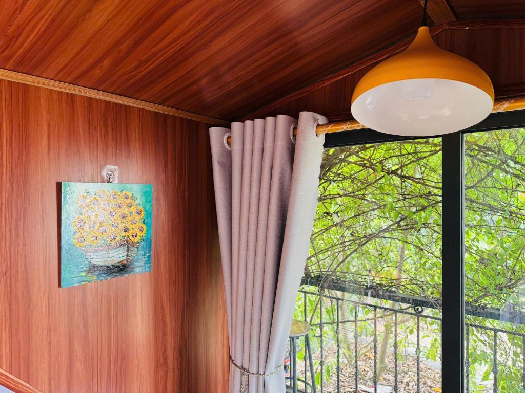 Ảnh trong thư viện ảnh của Cozy Haven - Sunflower Room - Pebble-Floor Bath ở Yên Bái