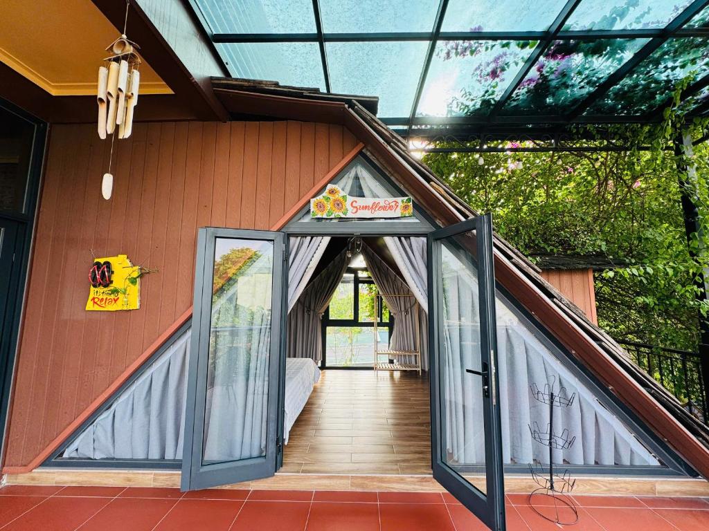 Ảnh trong thư viện ảnh của Cozy Haven - Sunflower Room - Pebble-Floor Bath ở Yên Bái