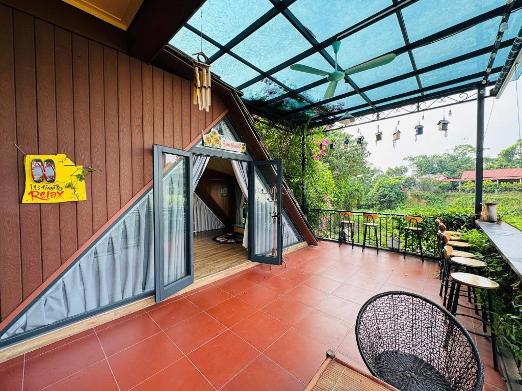 Ban công/sân hiên tại Cozy Haven - Sunflower Room - Pebble-Floor Bath