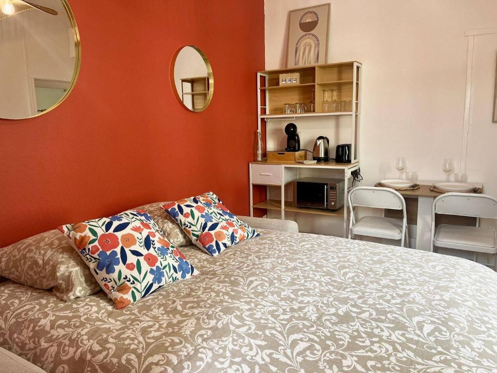 une chambre avec un lit avec deux oreillers dessus dans l'établissement Le Quiet Spot, plein coeur de Bayeux, à Bayeux