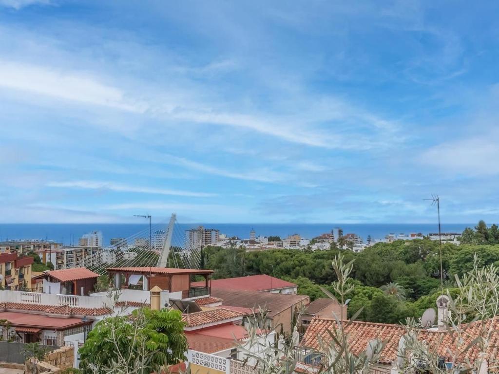 Una vista de la ciudad desde el tejado de un edificio. en Villa Nina Marbella, en Marbella