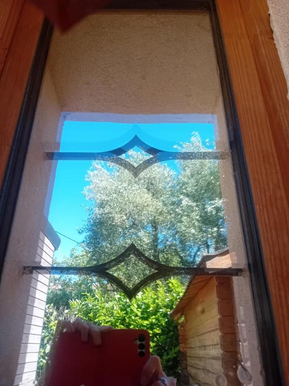 Ogród w obiekcie maison mitoyenne avec piscine Un moment chez Diane