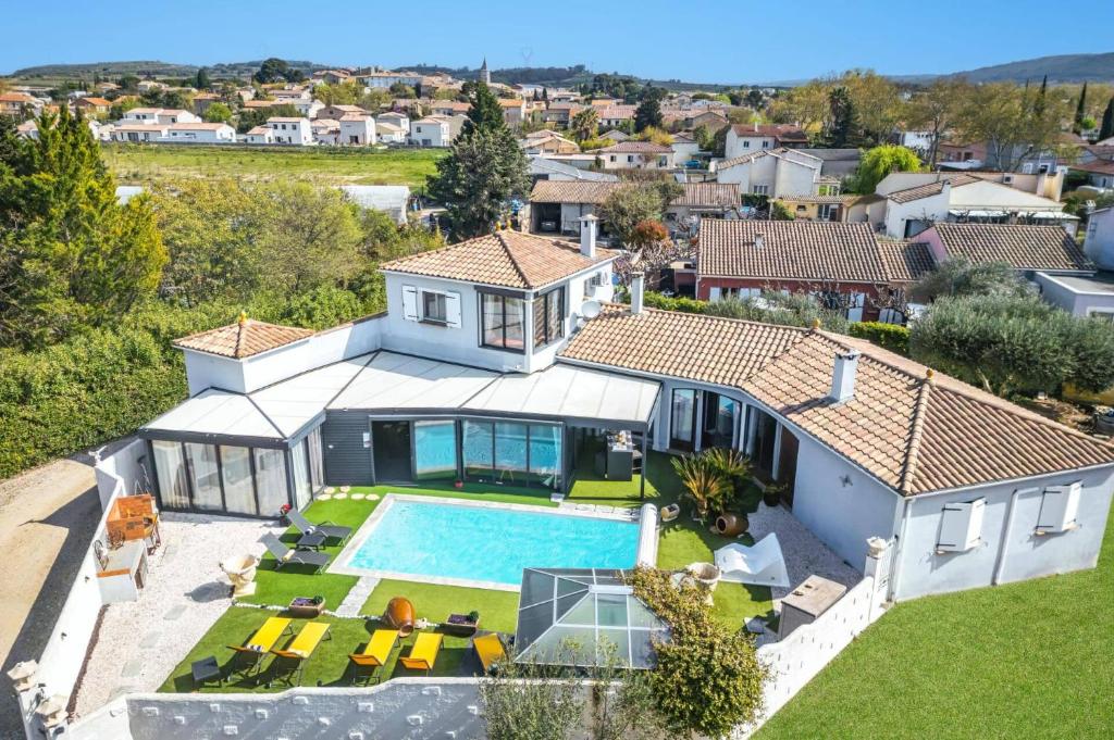 Πισίνα στο ή κοντά στο Villa Bohemienne by Villa Plus