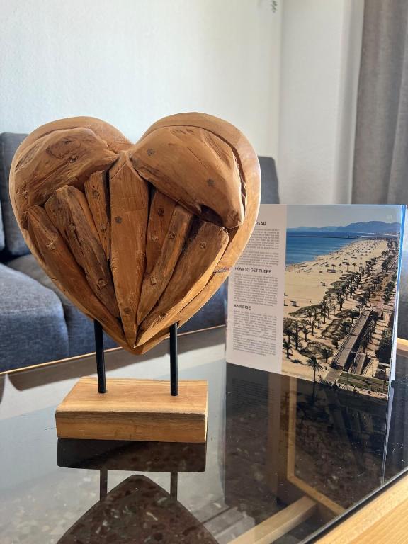 a wooden heart on display in a glass display case at El Tiburon in Playa de Gandia