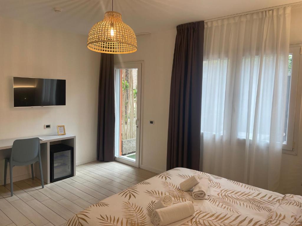 A bed or beds in a room at Hotel La Pergola di Venezia