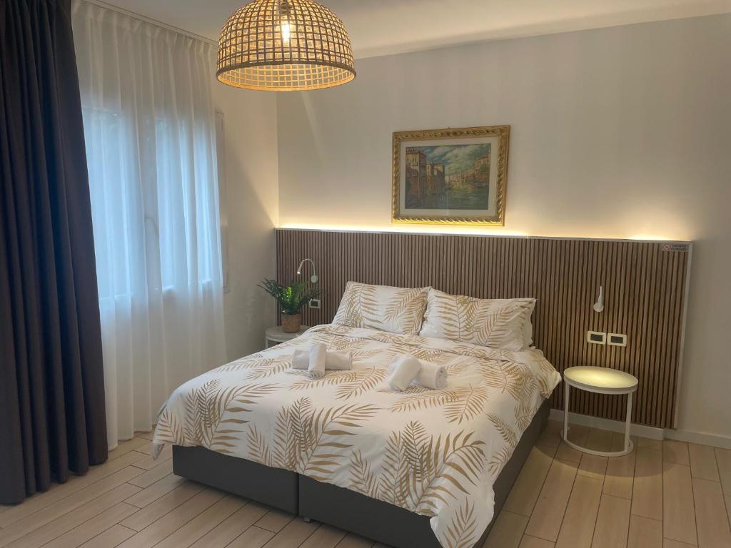 A bed or beds in a room at Hotel La Pergola di Venezia