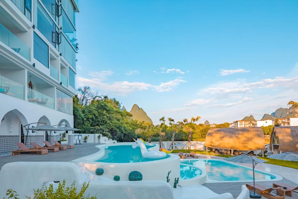 Bazén v ubytování Yangshuo KIRA Hotel - Moroccan Style nebo v jeho okolí