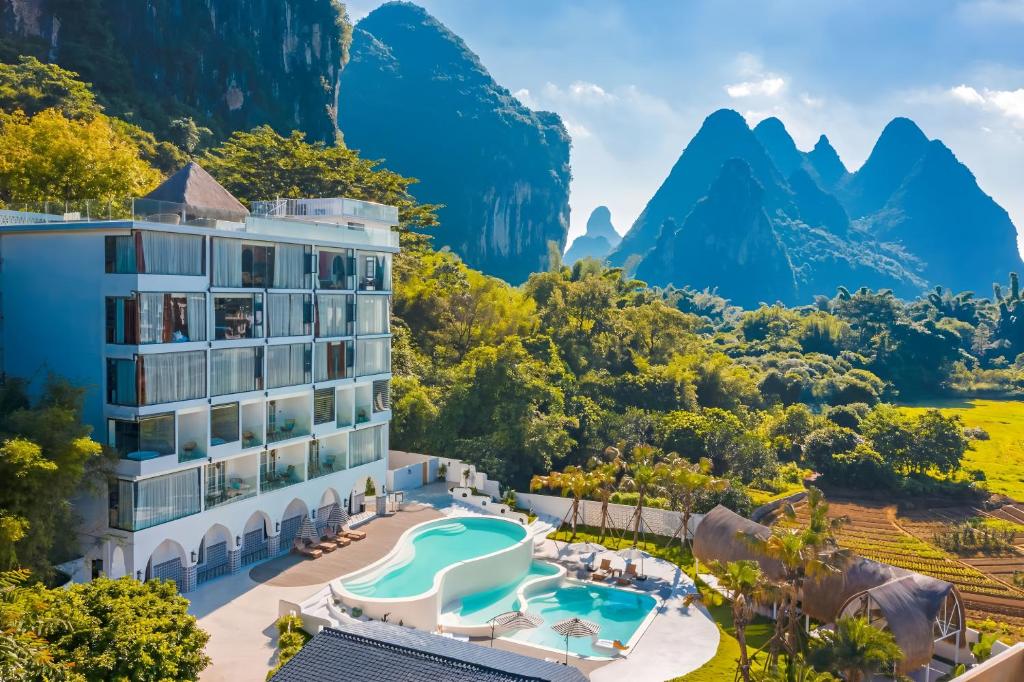 Nespecifikovaný výhled na hory nebo výhled na hory při pohledu z hotelu