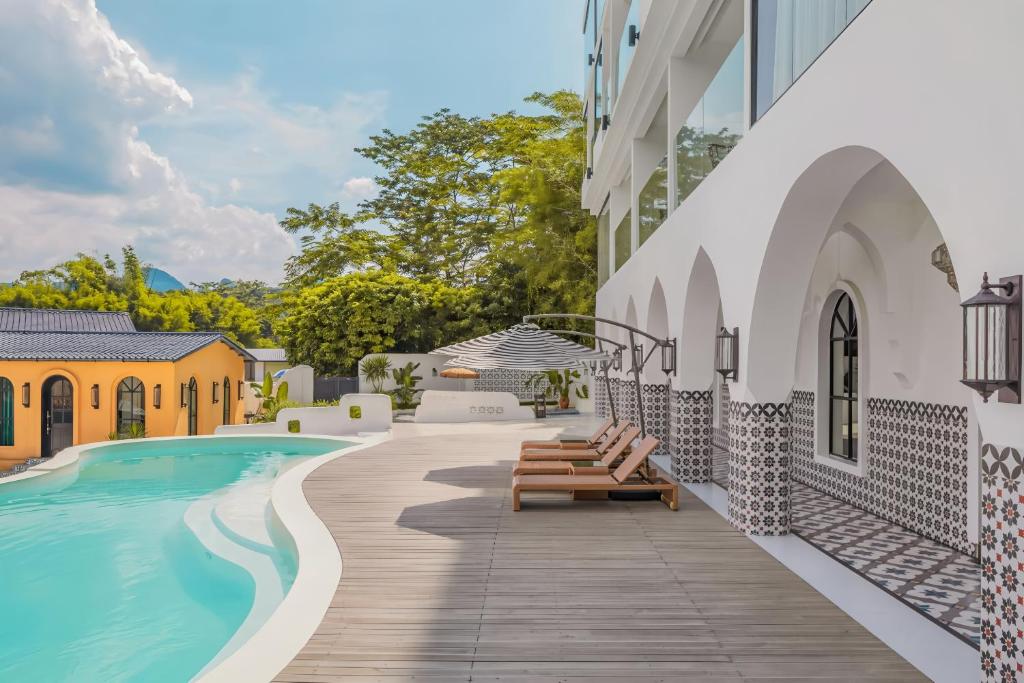 Bazén v ubytování Yangshuo KIRA Hotel - Moroccan Style nebo v jeho okolí