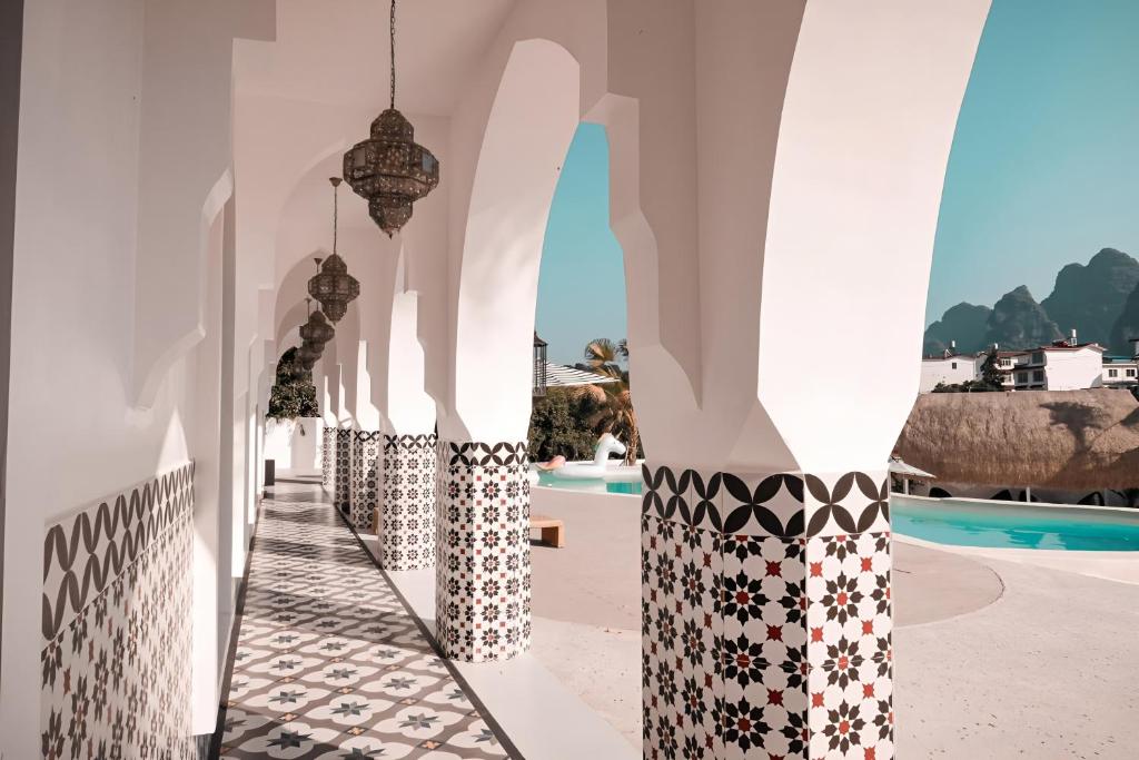 Bazén v ubytování Yangshuo KIRA Hotel - Moroccan Style nebo v jeho okolí