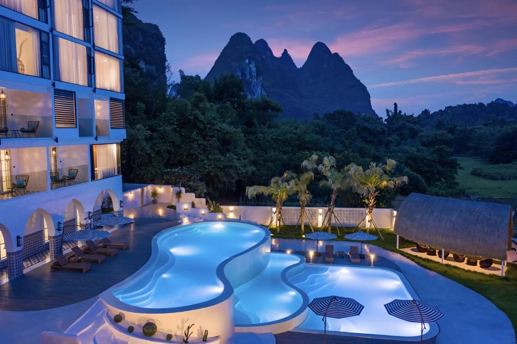 Nespecifikovaný výhled na hory nebo výhled na hory při pohledu z hotelu