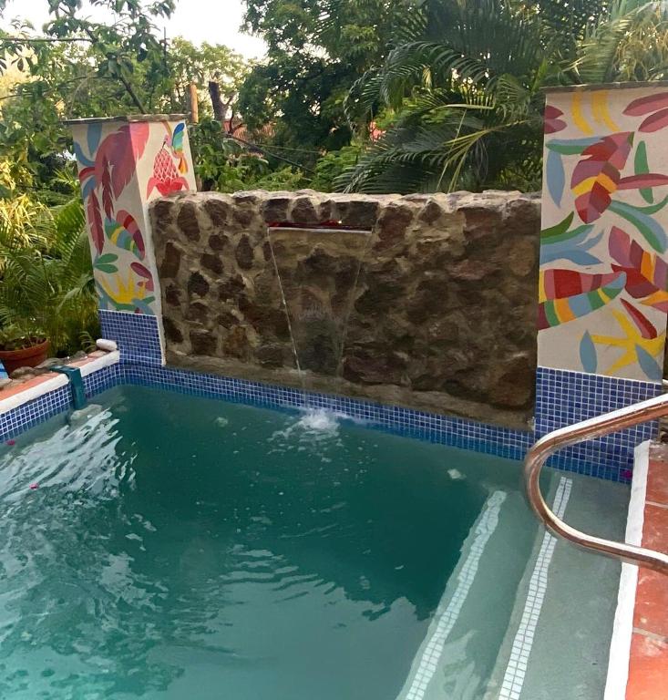 Der Swimmingpool an oder in der Nähe von Treehouse Hideaway Villa II - Amazing Piton Views