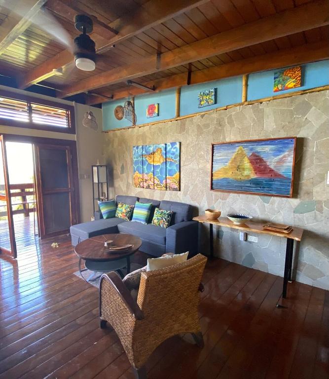 Ein Sitzbereich in der Unterkunft Treehouse Hideaway Villa II - Amazing Piton Views