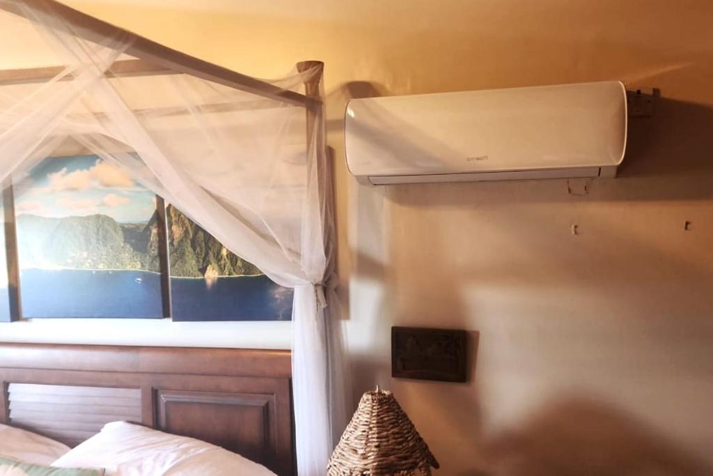Ein Bett oder Betten in einem Zimmer der Unterkunft Treehouse Hideaway Villa II - Amazing Piton Views