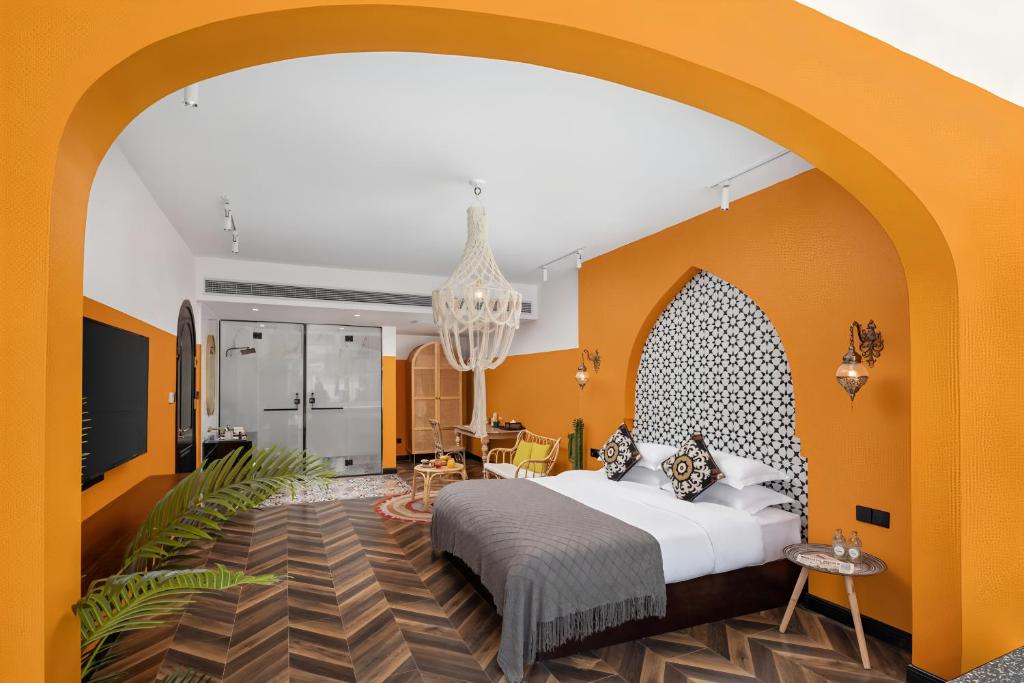 Postel nebo postele na pokoji v ubytování Yangshuo KIRA Hotel - Moroccan Style