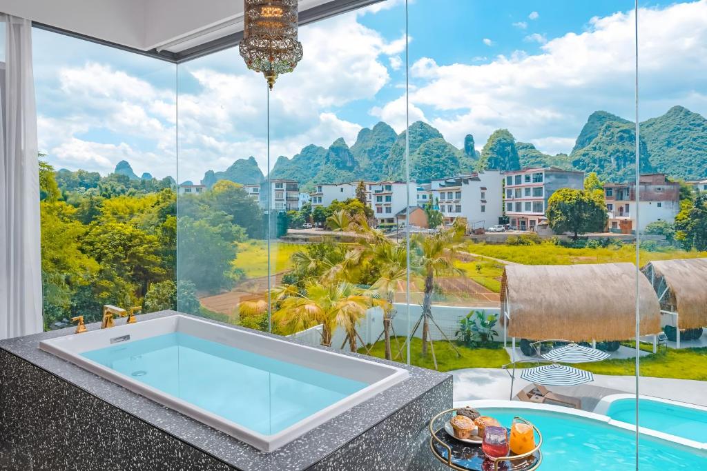 Bazén v ubytování Yangshuo KIRA Hotel - Moroccan Style nebo v jeho okolí