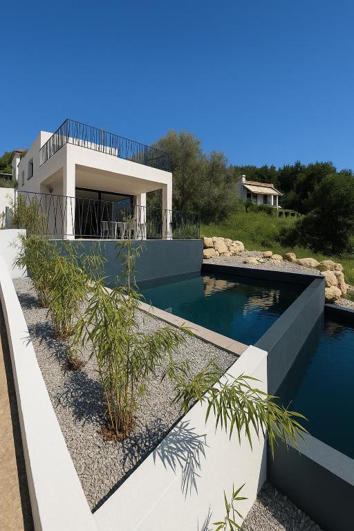 une piscine devant une maison dans l'établissement La villa du Clos, à Saint-Paul-de-Vence