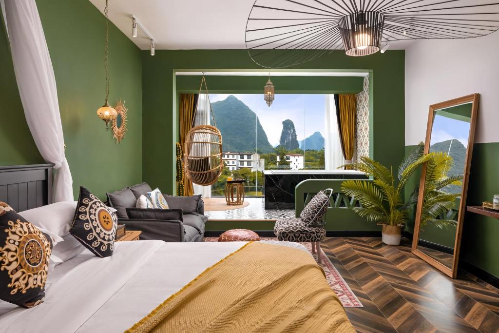 Postel nebo postele na pokoji v ubytování Yangshuo KIRA Hotel - Moroccan Style