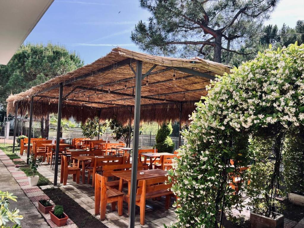 Zahrada ubytování Bar Restorant Hotel “ MANI “