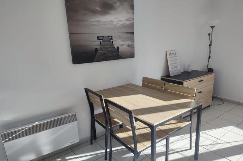 - une table et des chaises dans une chambre avec commode dans l'établissement Très beau T2 - Emeraude 40, à Canet