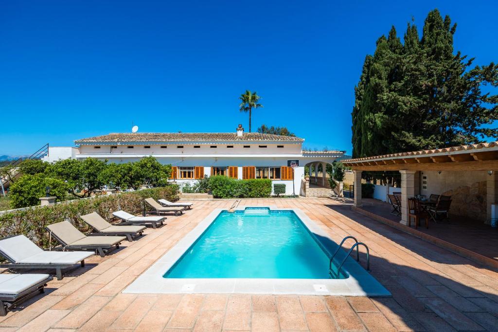 une villa avec piscine et chaises longues dans l'établissement Finca Son Valentí, à Sa Pobla