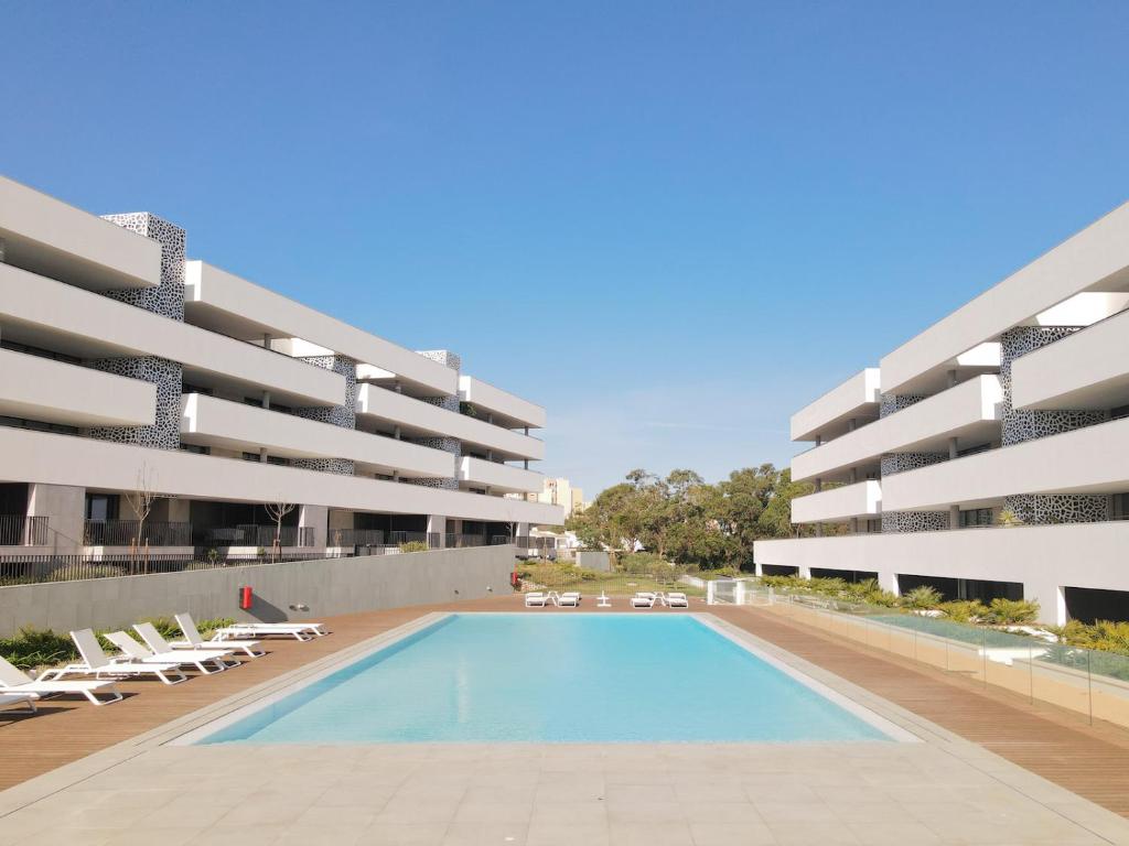Swimmingpoolen hos eller tæt på Poolside Garden View Luxury Apartment