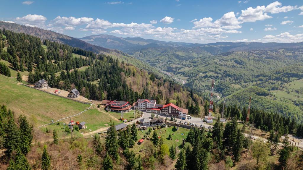 an aerial view of a resort in the mountains at Complex Turistic Alpina Blazna Sant in Şanţ