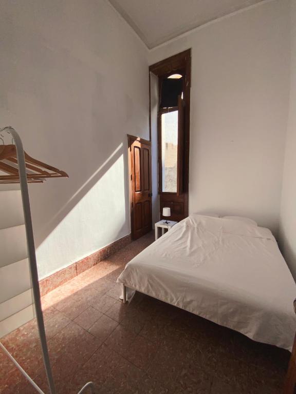 Postel nebo postele na pokoji v ubytování Small Double Room in Shared Colonial Guesthouse