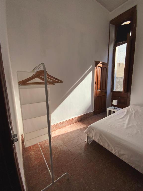 Postel nebo postele na pokoji v ubytování Small Double Room in Shared Colonial Guesthouse