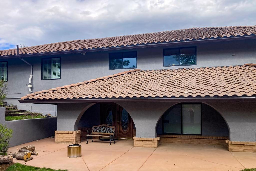 Casa con techo de baldosa y patio en Poolhouse in the Pines, en Colorado Springs