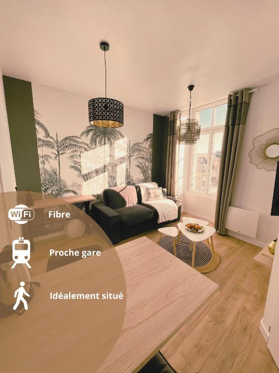 un salon avec un canapé et une table dans l'établissement Résidence de l'houmeau - proche gare, à Angoulême