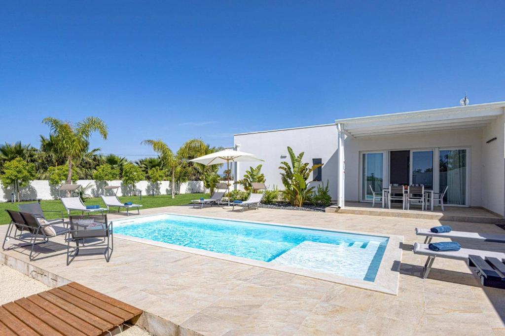 une villa avec piscine et une maison dans l'établissement Villa Ares by Villa Plus, à Santa Maria Del Focallo