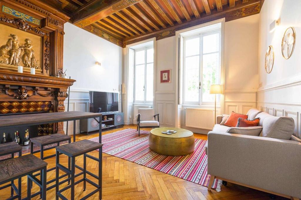 un salon avec un canapé et une table dans l'établissement L'Atre des Ducs, au centre historique de la ville, à Dijon