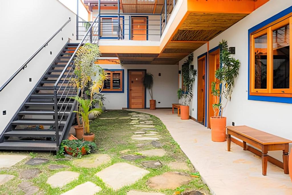 een huis met een trap op een binnenplaats bij Vila Trancoso Perequê in Ilhabela