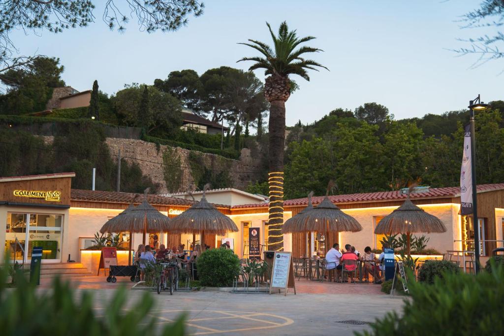 Un restaurante o sitio para comer en Tamarit Beach Resort