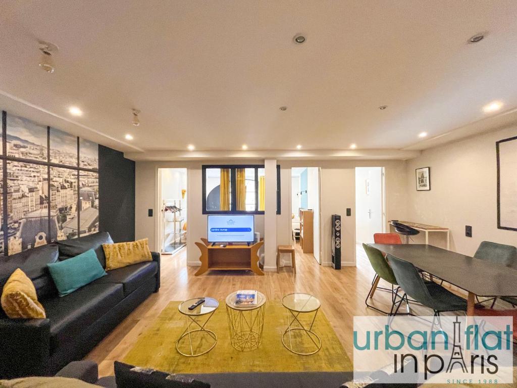 un salon avec un canapé et une table dans l'établissement 120 - Urban Gorgeous Apartment Le Marais, à Paris