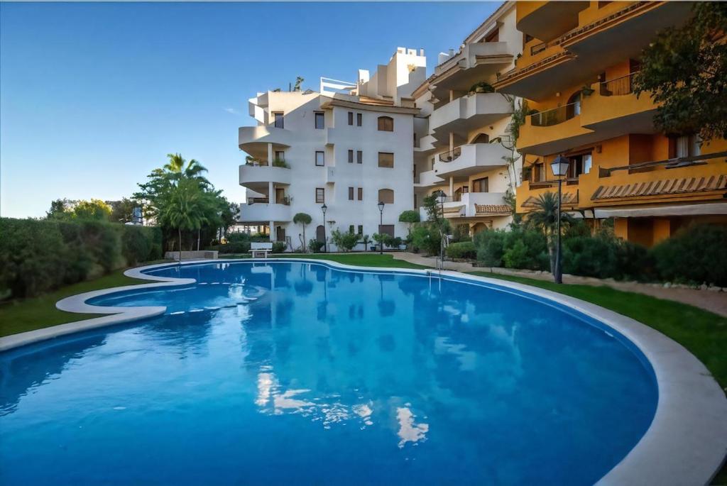 Bazén v ubytování Stylish penthouse with rooftop terrace Punta Prima nebo v jeho okolí