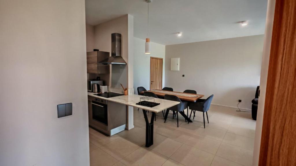 Kuchyň nebo kuchyňský kout v ubytování Sky Sunrise two rooms apartment