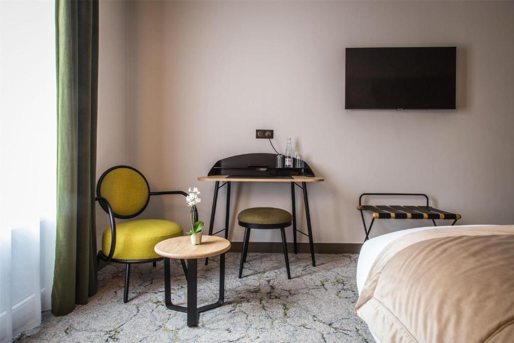 TV a/nebo společenská místnost v ubytování Best Western Le Relais du Vigneron