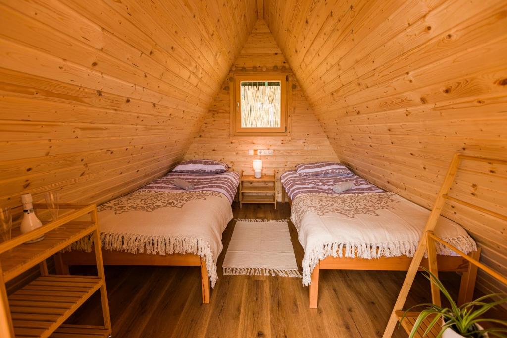 Voodi või voodid majutusasutuse Komac Apartma & Glamping BLED toas