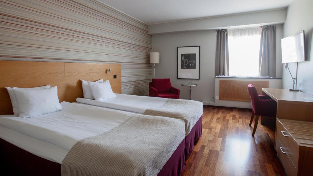 Postel nebo postele na pokoji v ubytování Quality Hotel Royal Corner